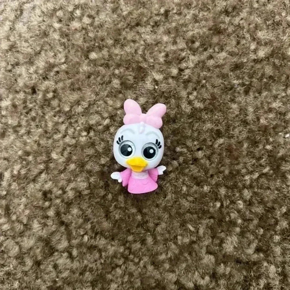 Disney Doorables: Let’s Go Series Figurine – International Getaway – Daisy Duck - Picture 3 of 4